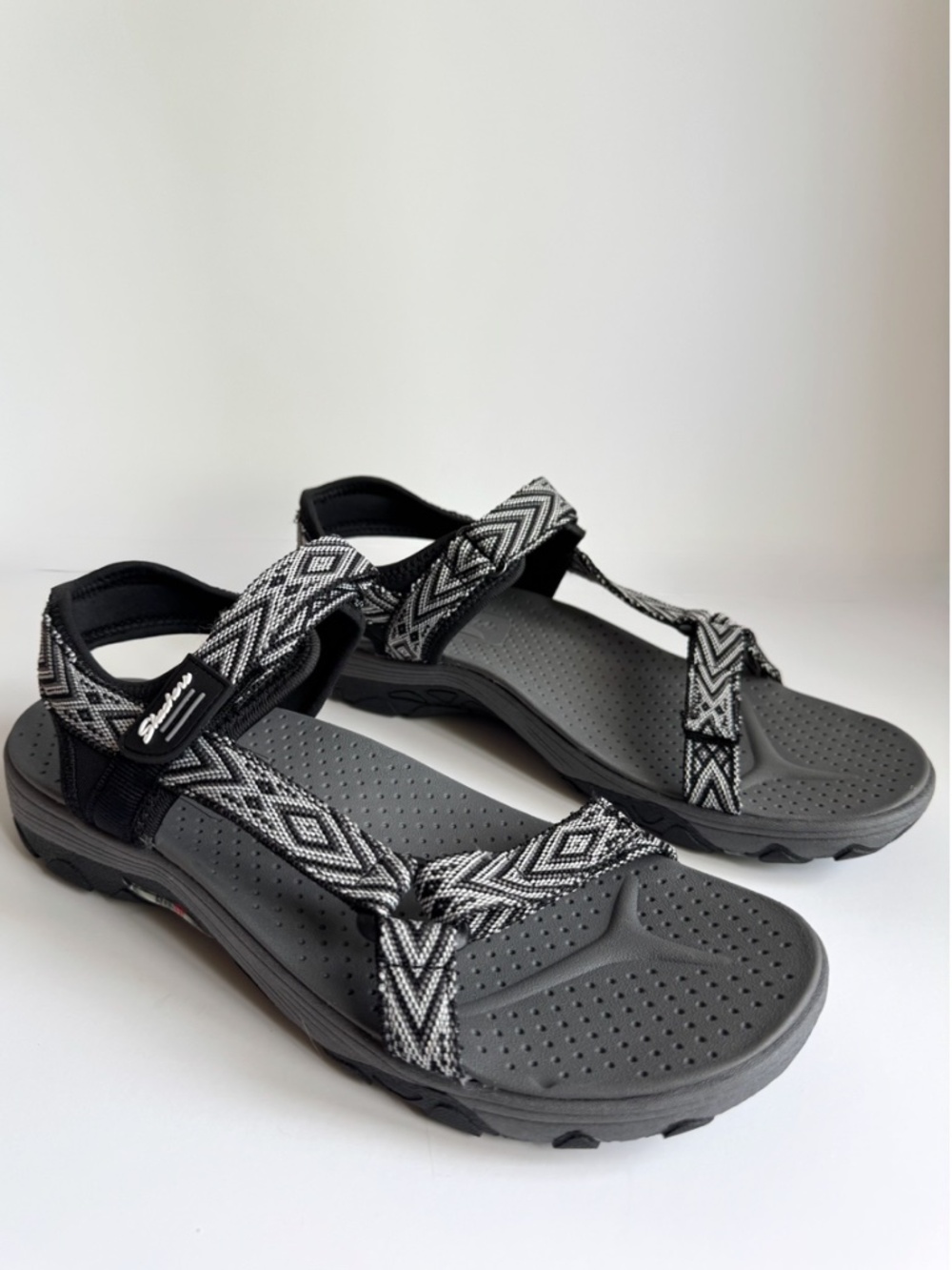 Skechers Women's Arch Fit Reggae Grounded Black White Sandals Size 10 NWOT
